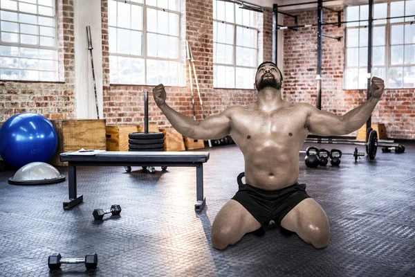 Muskulös man flexar för kamera — Stockfoto