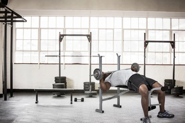 Apto homem exercitar com barbell — Fotografia de Stock