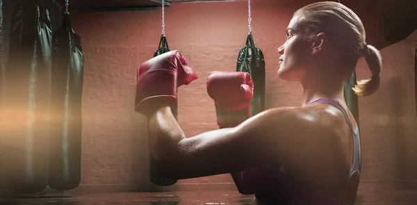 战斗姿态的女拳击手的侧视图 — 图库照片