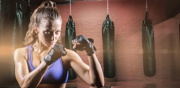 战斗姿态的女性自信拳击手 — 图库照片