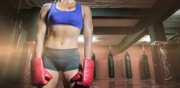 Sección media del boxeador femenino con guantes — Foto de Stock