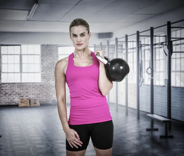 Mujer muscular haciendo ejercicio con kettlebell —  Fotos de Stock