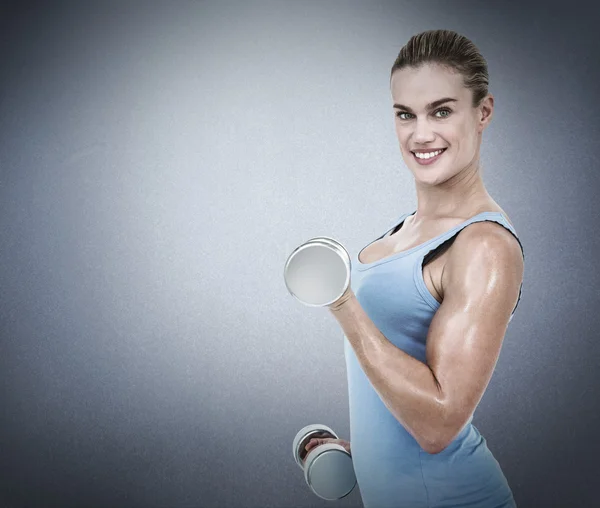 Mujer musculosa haciendo ejercicio con pesas —  Fotos de Stock