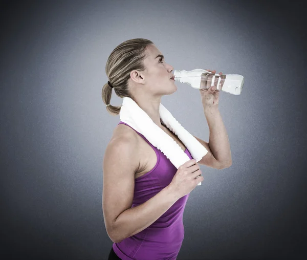 Muskulös kvinna dricksvatten — Stockfoto