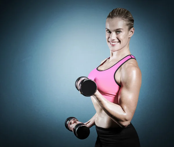 Mujer muscular levantando pesadas mancuernas — Foto de Stock