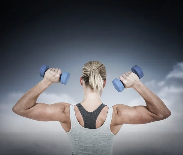 Mulher muscular trabalhando com halteres — Fotografia de Stock