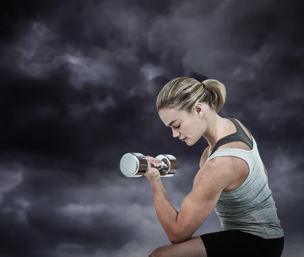 Muskulöse Frau trainiert mit Hanteln — Stockfoto