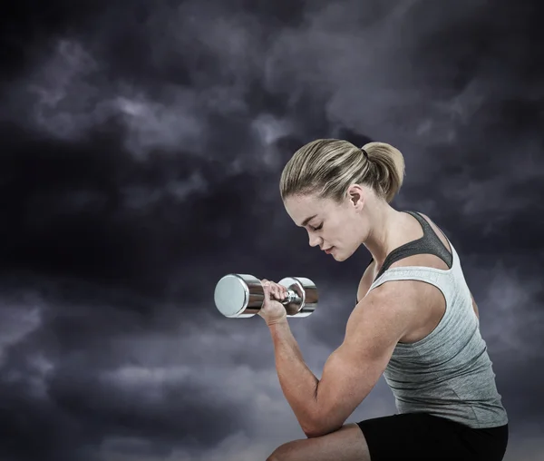 Mulher muscular trabalhando com halteres — Fotografia de Stock