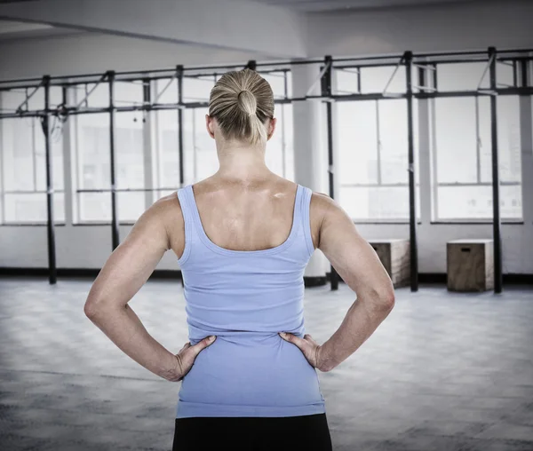 Vista posterior de la mujer muscular — Foto de Stock