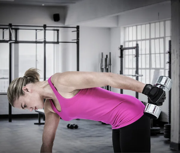 Mujer musculosa haciendo ejercicio con pesas — Foto de Stock
