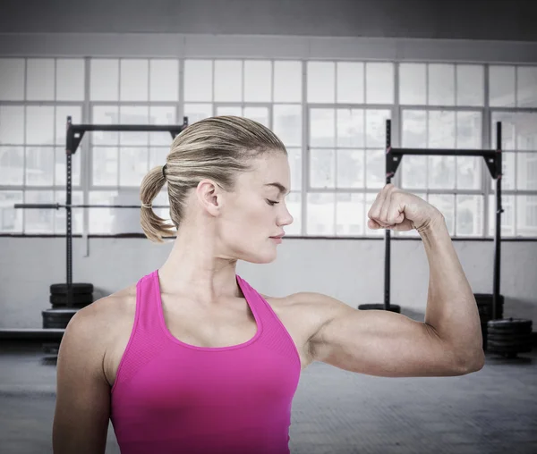 Mitten delen av muskulös kvinna flexar muskler — Stockfoto