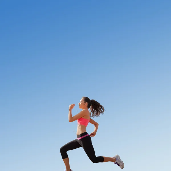 Lunghezza piena di sana donna che fa jogging — Foto Stock