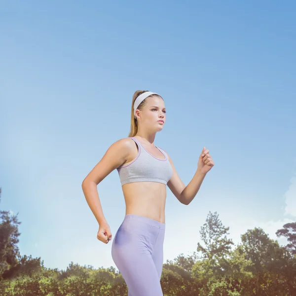 Sportig fokuserad blondin jogging — Stockfoto