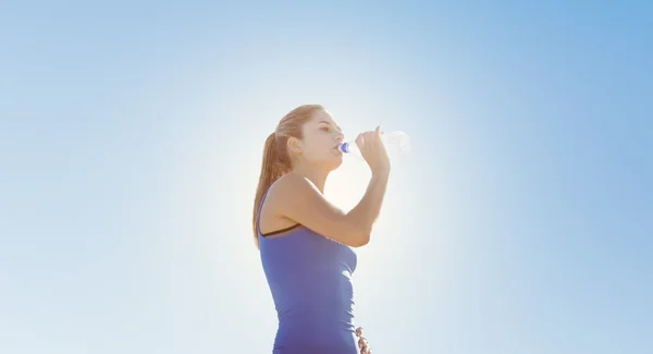 Samengestelde afbeelding van fit vrouw met water — Stockfoto