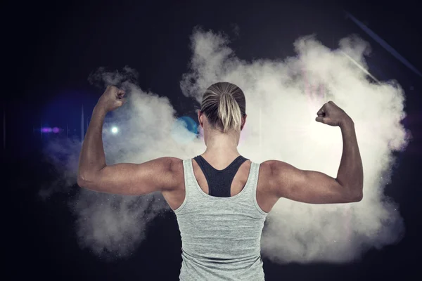 Muscular mujer flexión músculos — Foto de Stock