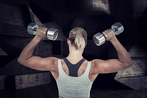 Mulher muscular trabalhando com halteres — Fotografia de Stock