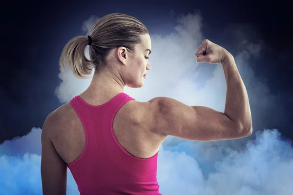 Muscular woman flexing muscle — Stock Photo, Image