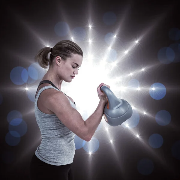 Ernsthafte muskulöse Frau beim Anheben der Kettlebell — Stockfoto