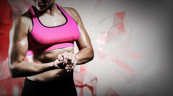 Mujer musculosa flexionando su brazo — Foto de Stock