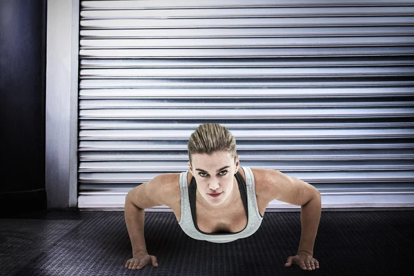 Gespierde vrouw doen push-ups — Stockfoto