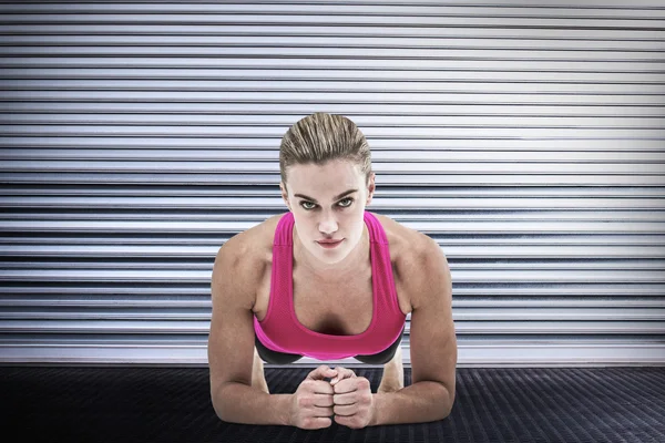 Muskulöse Frau auf einer Planke — Stockfoto