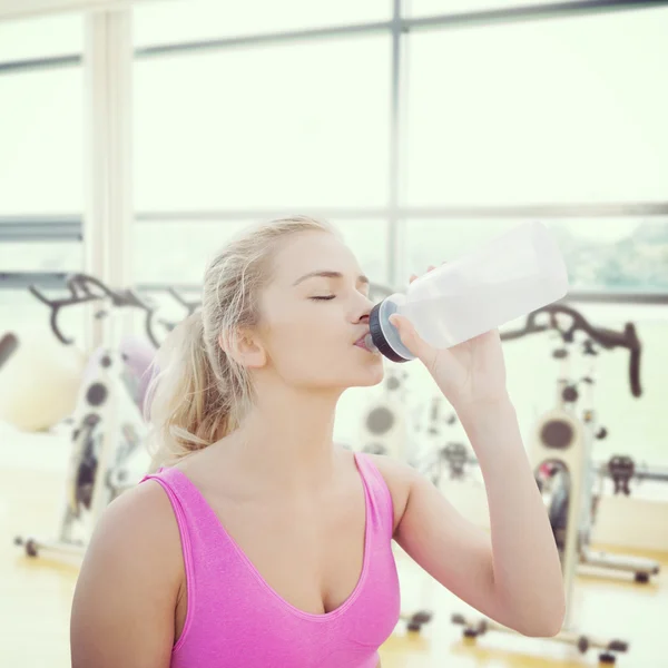 Beautiful healthy woman drinking water — Stock Photo, Image