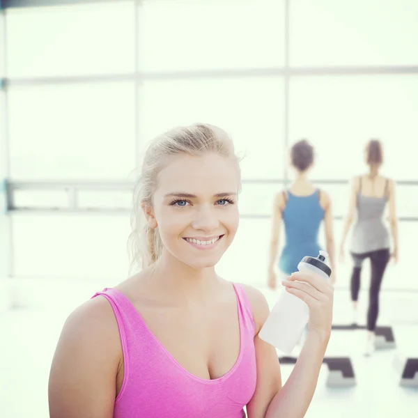 Smiling healthy woman with water bottle — Stock Photo, Image