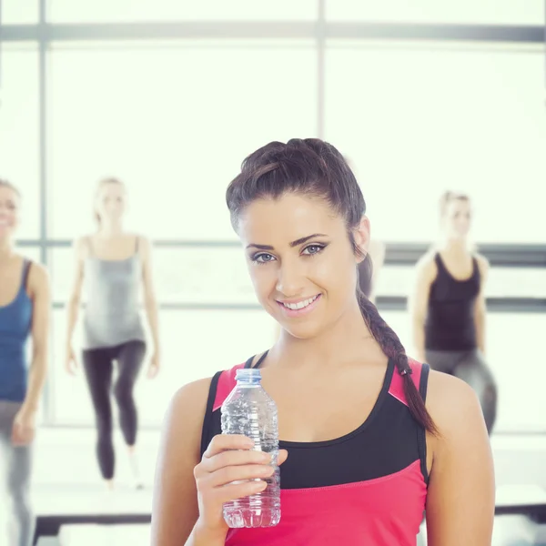 Fit mulher segurando garrafa de água — Fotografia de Stock