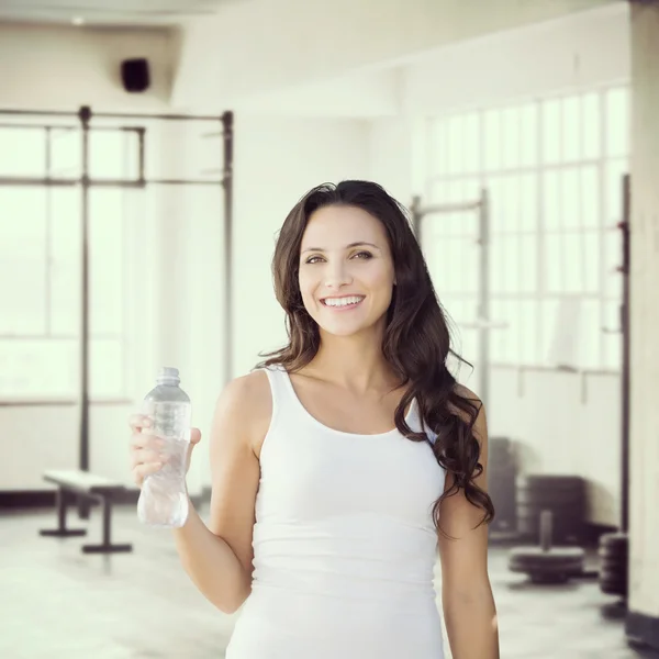 Morena con botella de agua — Foto de Stock