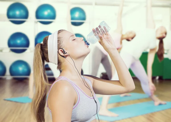 Bionda sportiva acqua potabile — Foto Stock