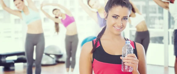 Donna in forma in possesso di bottiglia d'acqua — Foto Stock