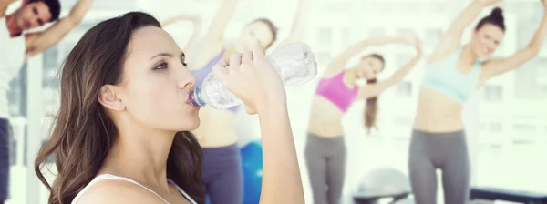 Wanita cantik minum air dari botol — Stok Foto