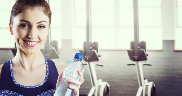 Fit brunette holding water bottle — Stok Foto