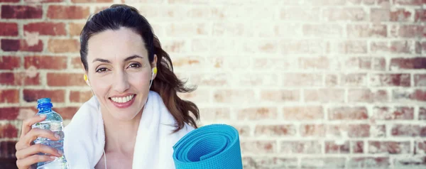 Fit beautiful brunette looking at camera — Stock Photo, Image