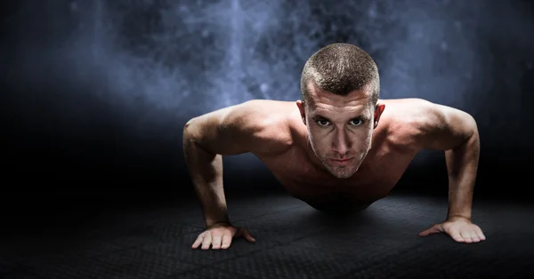 Confiado atleta sin camisa haciendo flexiones —  Fotos de Stock