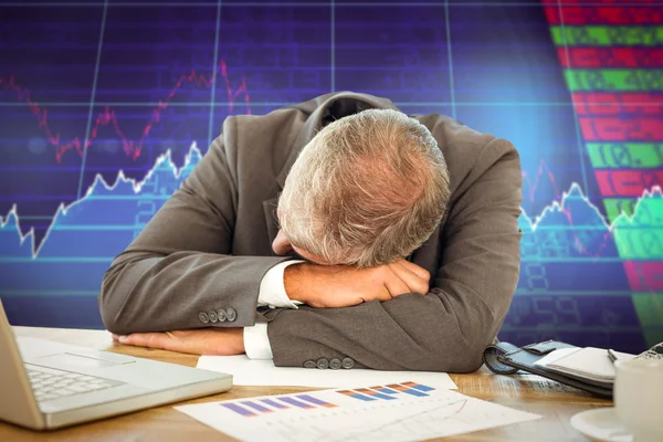 Empresário cansado descansando na mesa — Fotografia de Stock