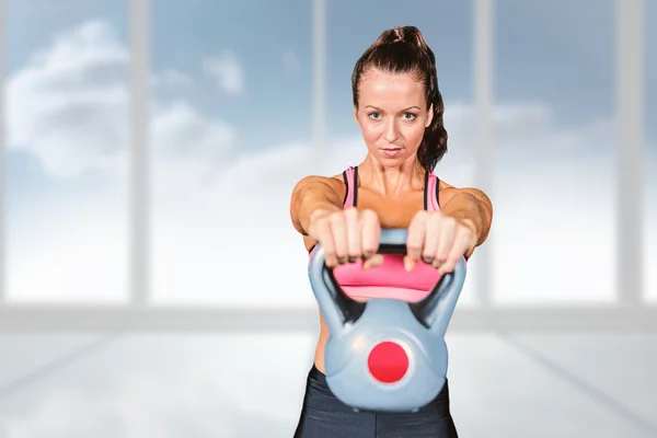 Portrét fit ženy kettlebell pro zdvihání — Stock fotografie