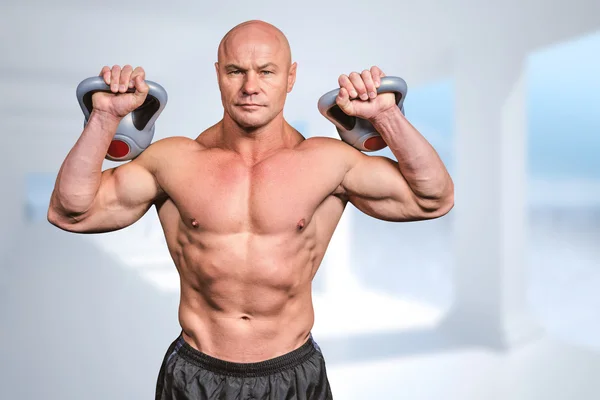 Retrato de hombre musculoso levantando pesas — Foto de Stock