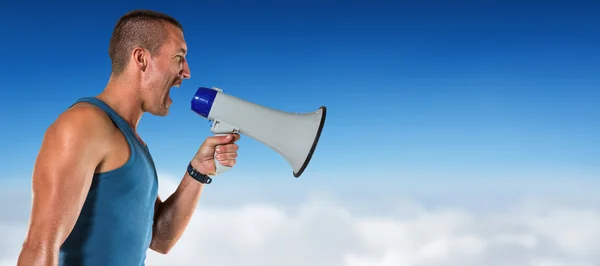 Irritado masculino treinador gritando através de megafone — Fotografia de Stock