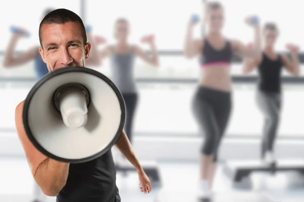 Männlicher Trainer brüllt durch Megafon — Stockfoto