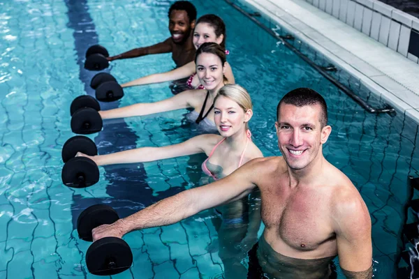 Fitness-groep aqua aerobics doen — Stockfoto