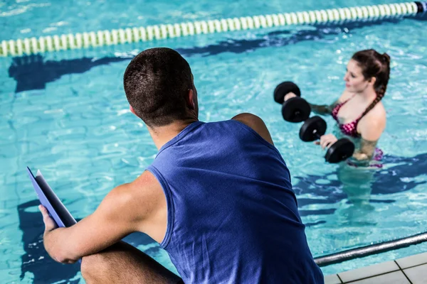 Leende passar kvinnan gör vattenaerobics — Stockfoto