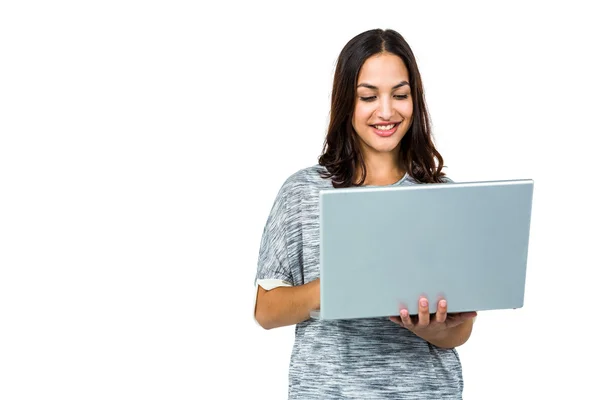 Mujer sonriente usando portátil — Foto de Stock