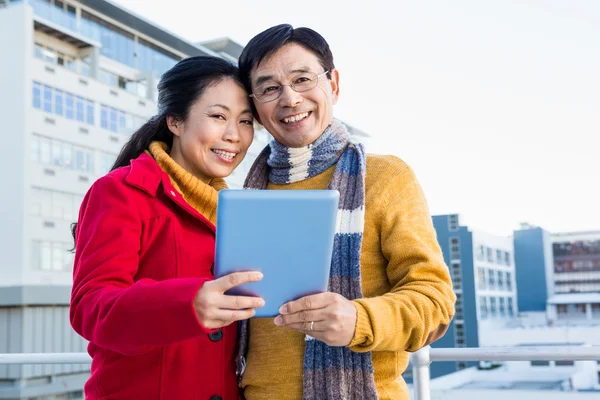 Asiatisches Paar auf Balkon mit Tablet — Stockfoto