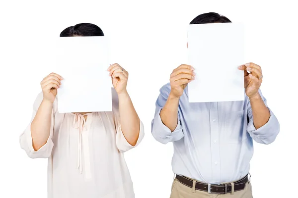 Pareja sosteniendo páginas sobre caras —  Fotos de Stock