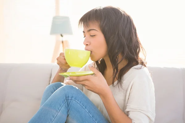Bella donna godendo di un cappuccino — Foto Stock