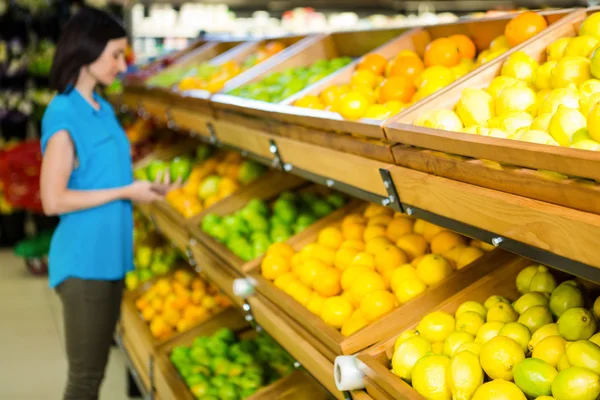 Retrato de una mujer sonriente haciendo compras — Foto de Stock