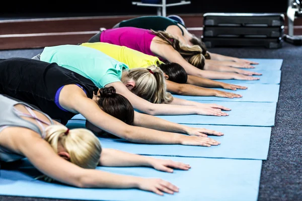 Fitness klasse doen yoga oefeningen — Stockfoto