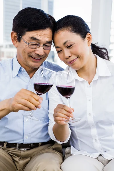 Hombre y mujer con copas de vino —  Fotos de Stock