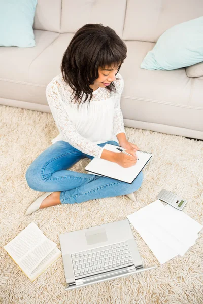 Příležitostné žena psaní poznámek při používání notebooku — Stock fotografie